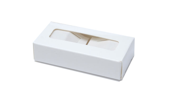 Kartonkinen rasia ikkunalla